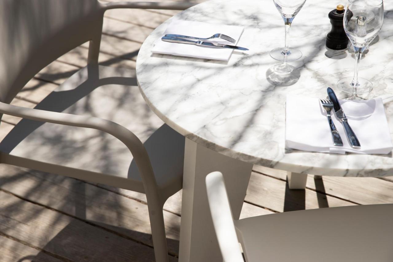 Hotel Plage Palace & Spa Palavas-les-Flots Exterior foto A table with a marble tabletop