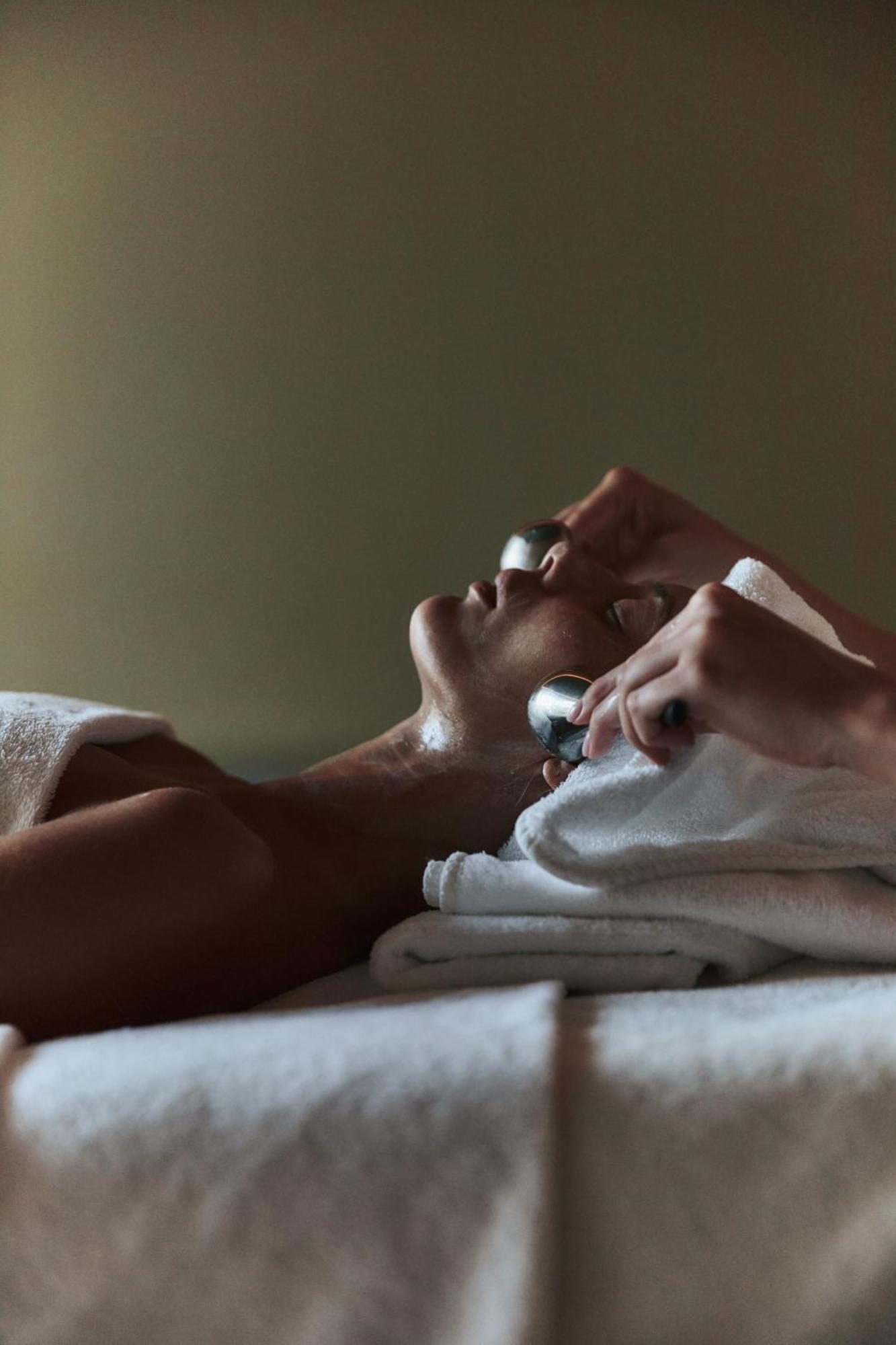 Hotel Plage Palace & Spa Palavas-les-Flots Exterior foto A woman receiving a facial treatment