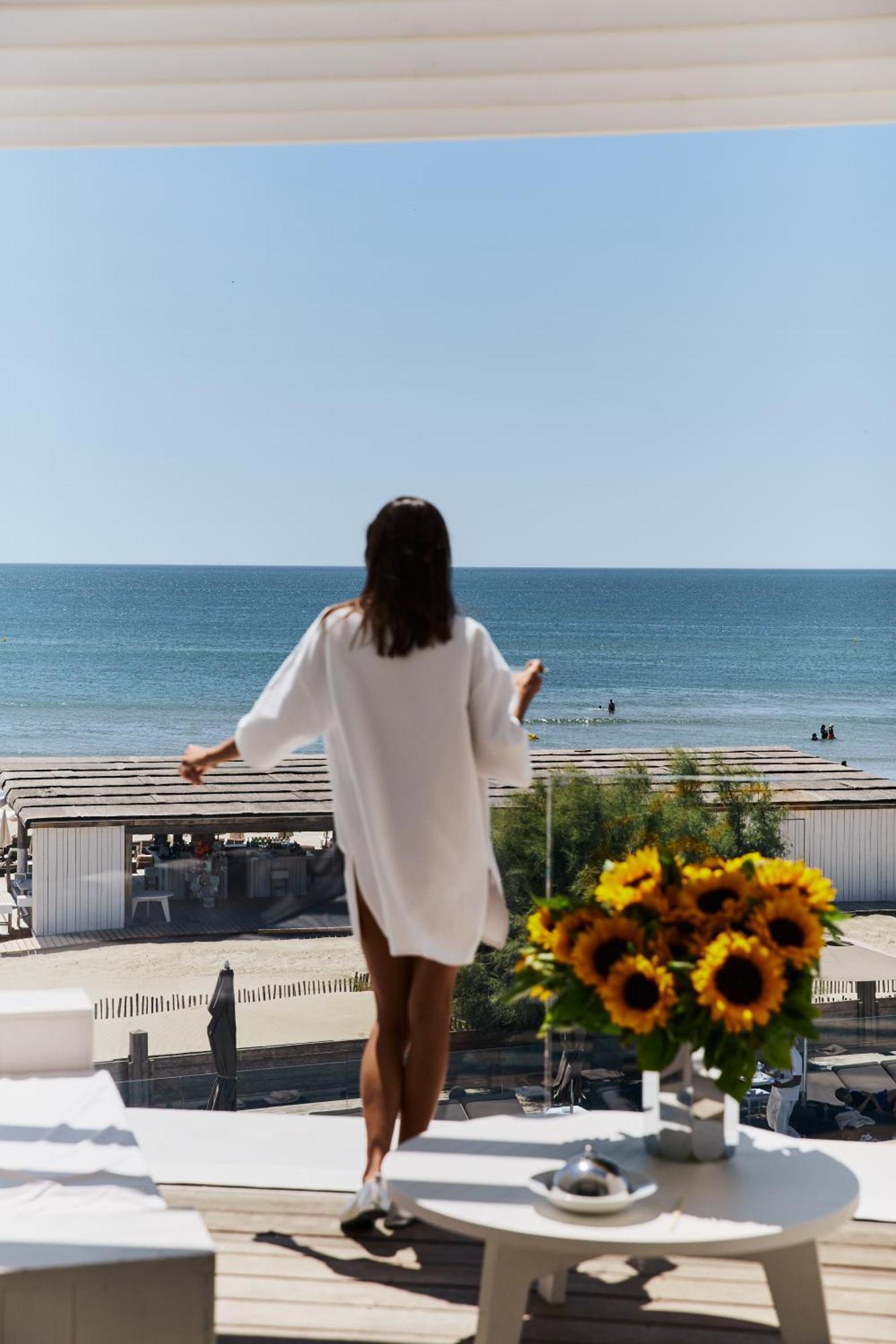 Hotel Plage Palace & Spa Palavas-les-Flots Exterior foto A woman wearing a kaftan