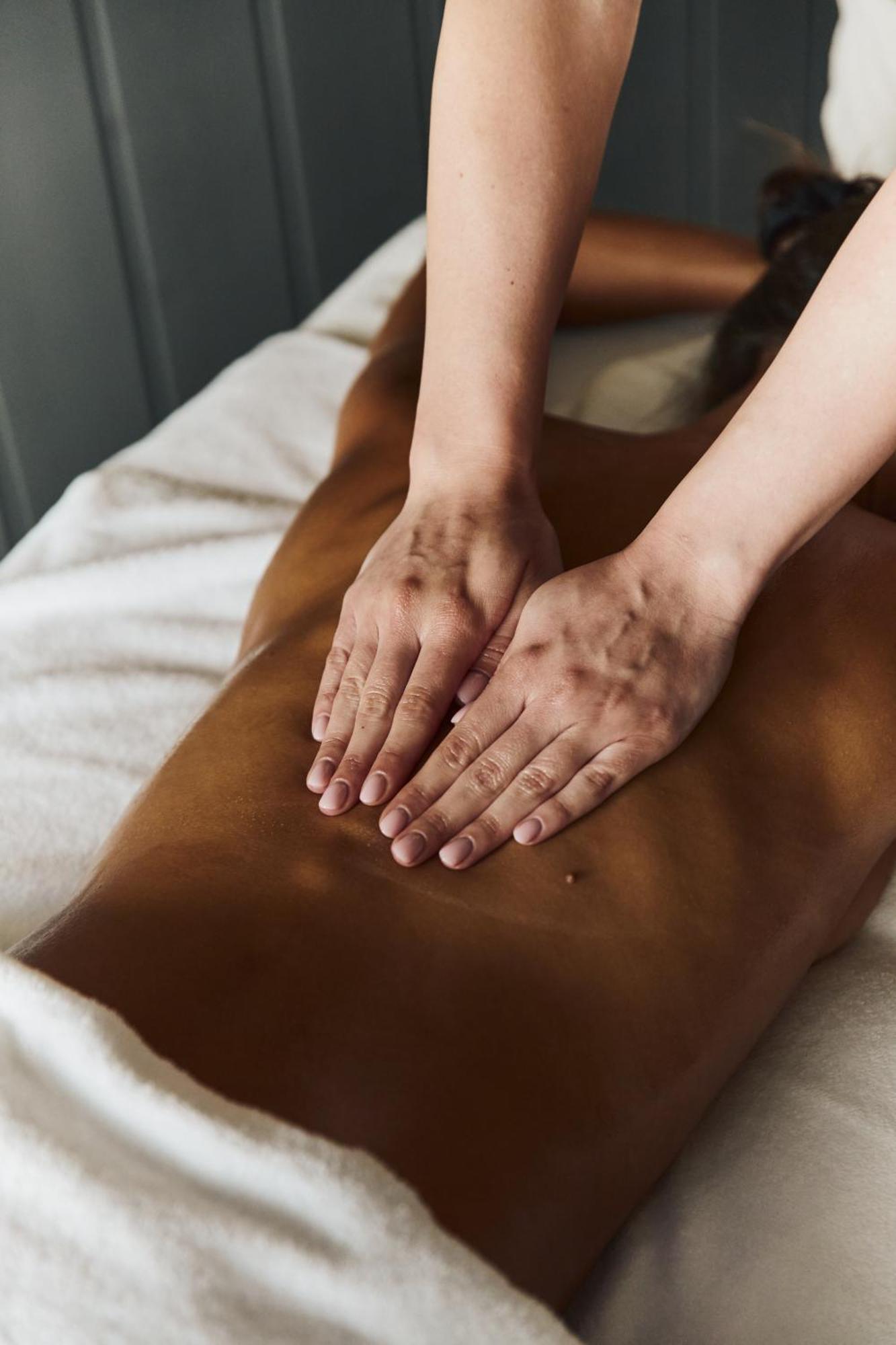 Hotel Plage Palace & Spa Palavas-les-Flots Exterior foto A massage therapist's hands