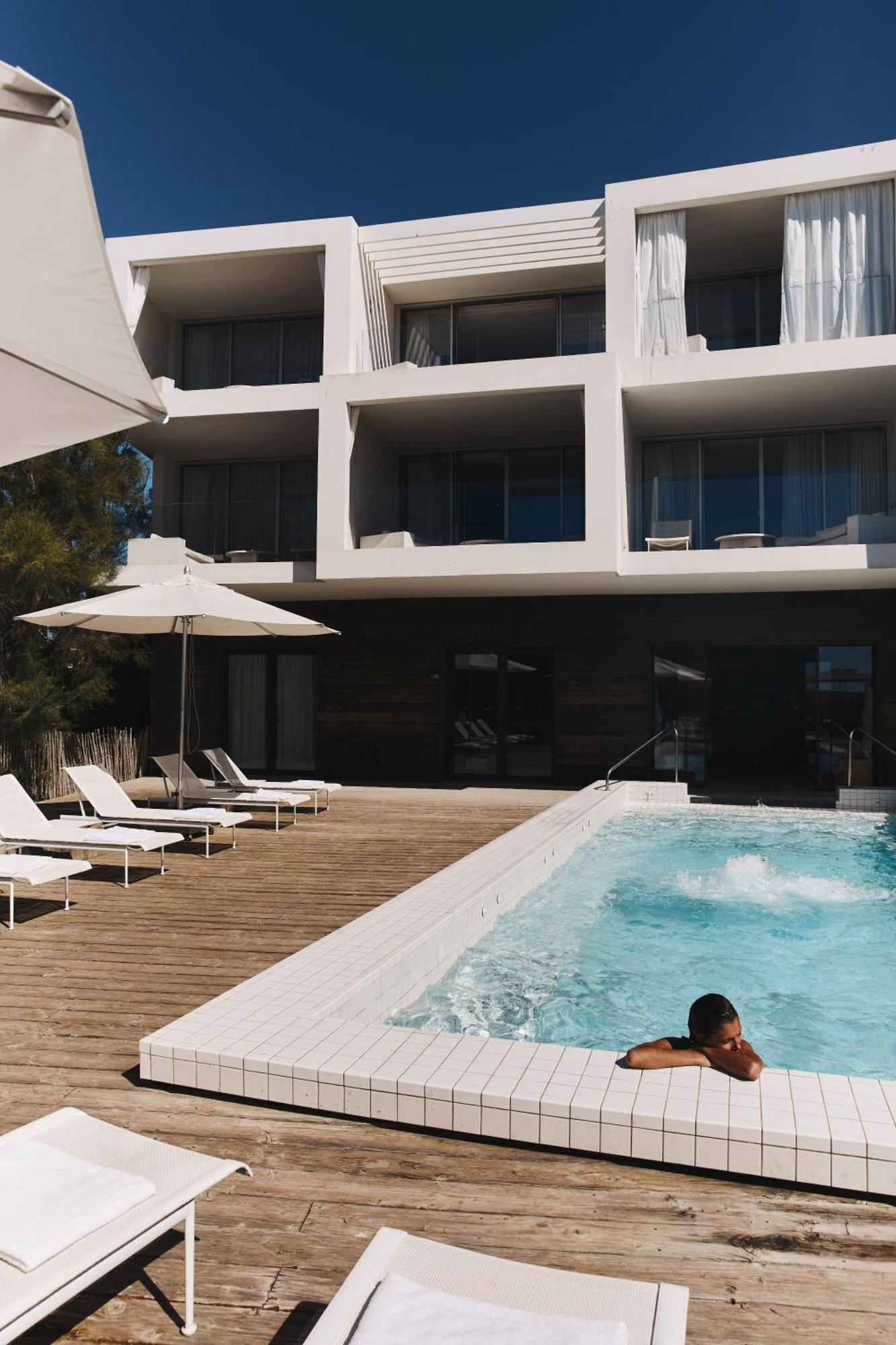 Hotel Plage Palace & Spa Palavas-les-Flots Exterior foto The hotel's pool